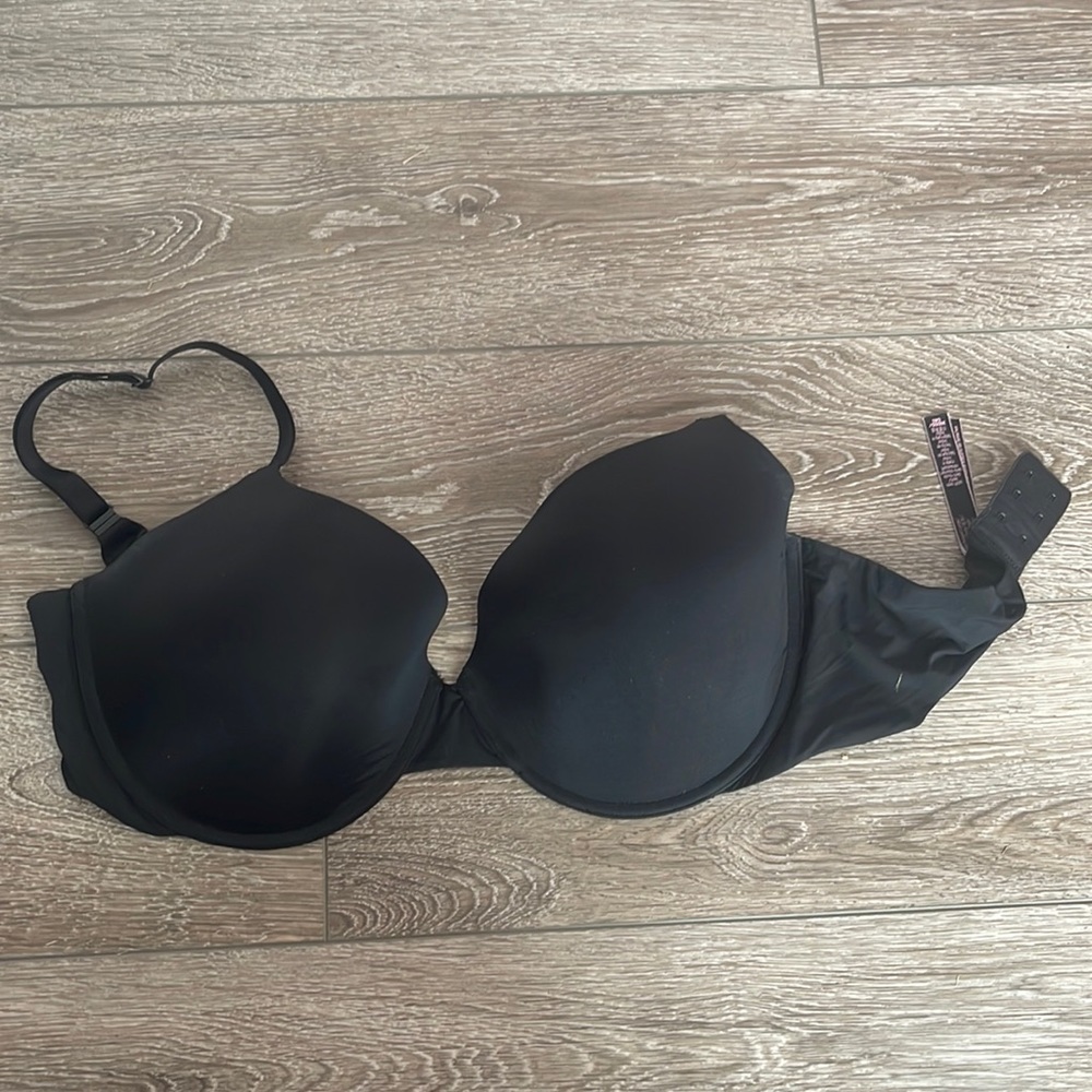 Victoria Secret gently used bra size 36 DDD with adjustable straps in the back.